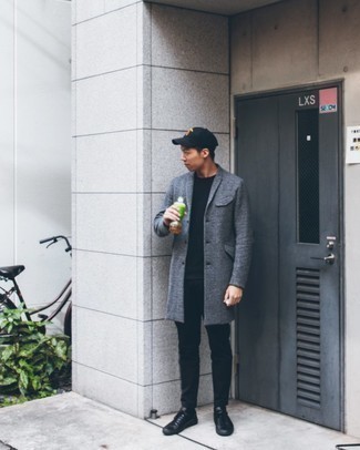 Какие низкие кеды носить с серым длинным пальто