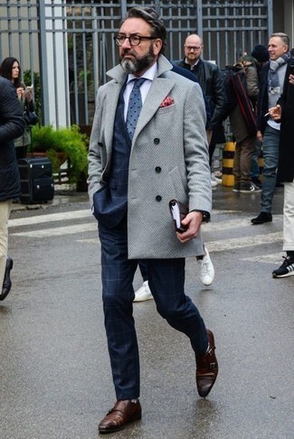 Как носить серое длинное пальто с темно-синим костюмом в клетку