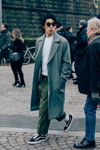 Как носить серое длинное пальто с оливковыми брюками чинос