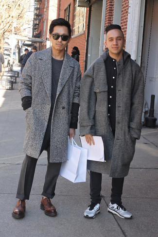 Какие оксфорды носить с серым длинным пальто