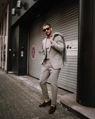 Какие костюмы носить с серым длинным пальто