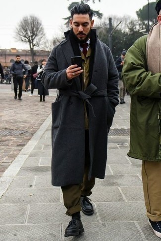 Какие костюмы носить с серым длинным пальто