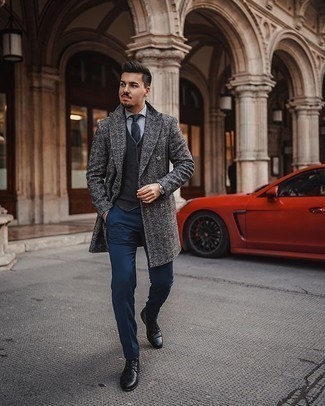 Какие трикотажные жилеты носить с серым длинным пальто