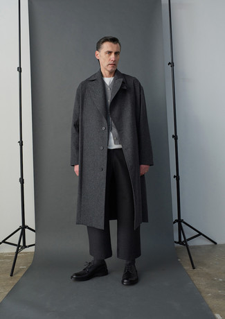 Какие трикотажные жилеты носить с серым длинным пальто