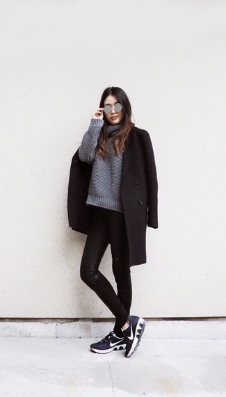Как носить серый свободный свитер с черным пальто