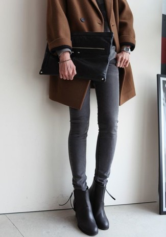 Как носить серый свободный свитер с черными кожаными ботильонами