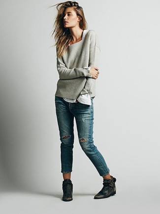 Как носить серый свободный свитер с черными кожаными ботильонами