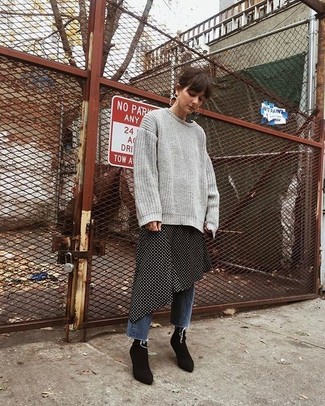 Как носить серый свободный свитер с синими джинсами