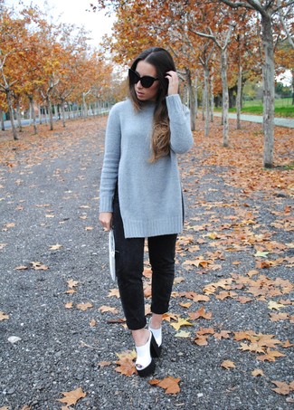 Какие босоножки на каблуке носить с серым свободным свитером