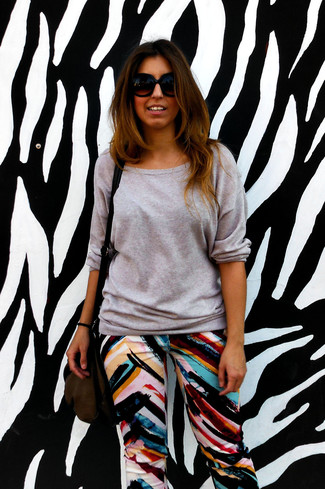 Какие джинсы носить с серым свободным свитером