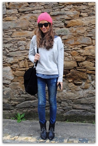 Как носить серый свободный свитер с темно-синими джинсами