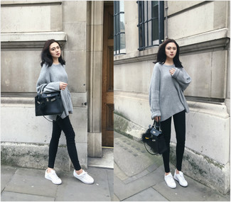 Как носить серый свободный свитер с белыми низкими кедами