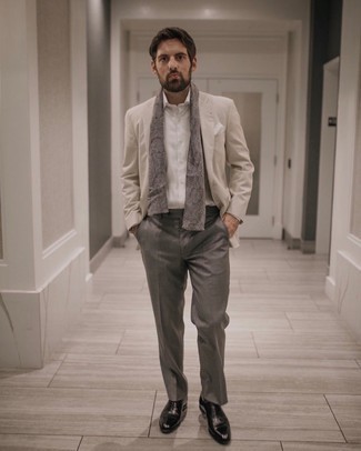 С чем носить серый шарф с "огурцами" мужчине