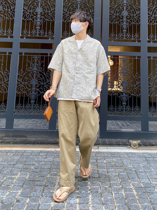 С чем носить серую рубашку с "огурцами" мужчине