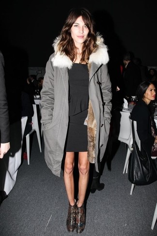 Как носить серую парку с коричневыми кожаными ботильонами