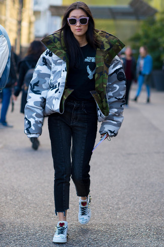 Какие низкие кеды носить с серой паркой женщине