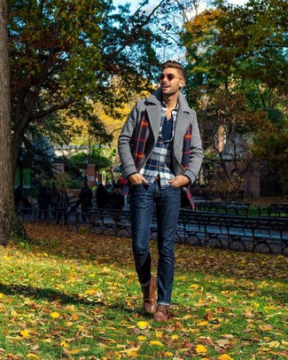 Как носить серое полупальто с синими джинсами