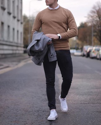 Какие свитера с круглым вырезом носить с серым полупальто