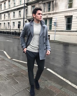 Какие свитера с круглым вырезом носить с серым полупальто