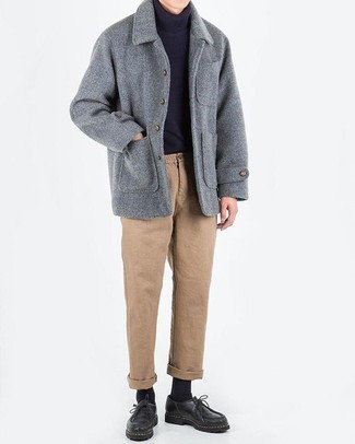 Как носить серое полупальто с светло-коричневыми брюками чинос