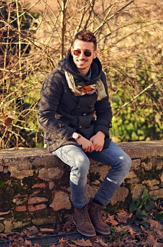 Как носить серое полупальто с темно-синими джинсами