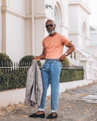 Как носить серый пиджак в шотландскую клетку с черными замшевыми лоферами мужчине