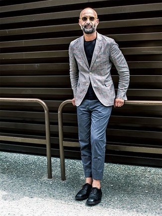 Как носить серый пиджак в шотландскую клетку с синими брюками чинос