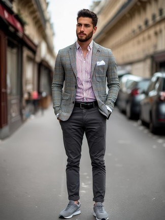 Как носить серый пиджак в шотландскую клетку с темно-серыми брюками чинос