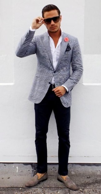 Как носить серый пиджак в шотландскую клетку с серыми замшевыми лоферами мужчине