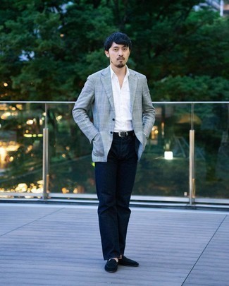 Как носить серый пиджак в шотландскую клетку с темно-синими джинсами мужчине