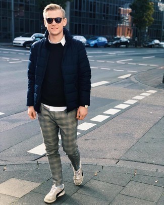 С чем носить серые брюки чинос в шотландскую клетку