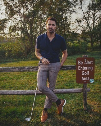 С чем носить серые брюки чинос в шотландскую клетку