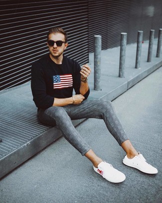 Как носить серые брюки чинос в шотландскую клетку с белыми низкими кедами