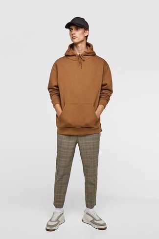 С чем носить серые брюки в шотландскую клетку мужчине весна