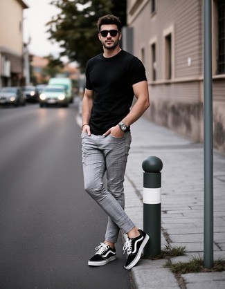 С чем носить серые брюки в шотландскую клетку мужчине