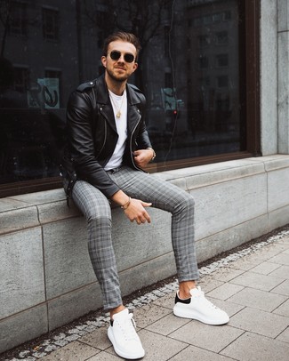 С чем носить серые брюки в шотландскую клетку мужчине