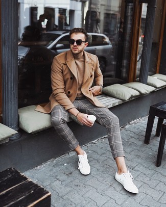 С чем носить серые брюки в шотландскую клетку мужчине