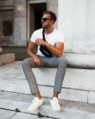 С чем носить серые брюки в шотландскую клетку мужчине