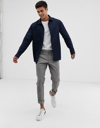 С чем носить серые брюки в шотландскую клетку мужчине