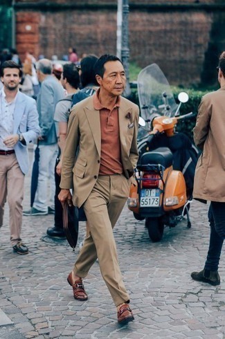 С чем носить серый нагрудный платок в шотландскую клетку