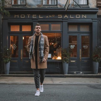 С чем носить серый шарф в шотландскую клетку мужчине