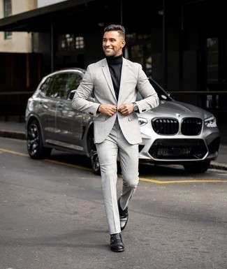 Как носить серый костюм в шотландскую клетку с черной водолазкой