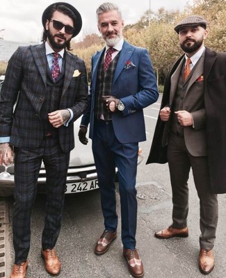 Как носить серый жилет в шотландскую клетку с синим костюмом