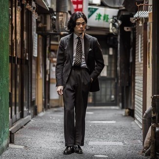 С чем носить серый нагрудный платок