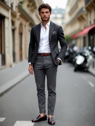 С чем носить серый нагрудный платок