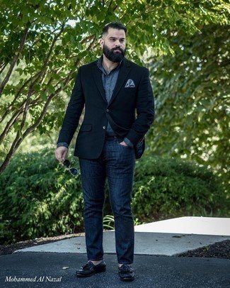 С чем носить серый нагрудный платок в горошек