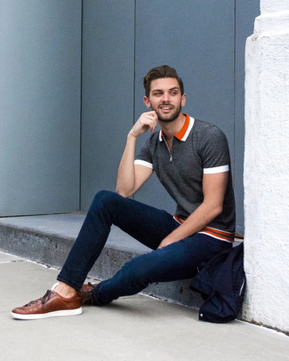 Как носить серую футболку-поло с синими джинсами мужчине