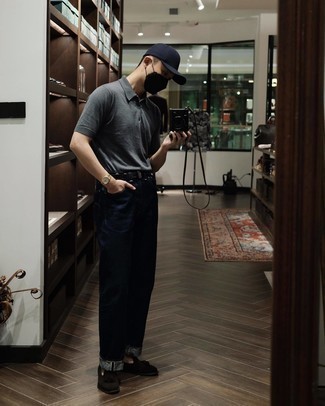 Как носить серую футболку-поло с синими джинсами мужчине