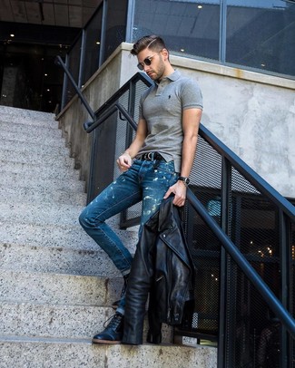 Какие повседневные ботинки носить с серой футболкой-поло мужчине