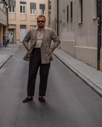 Как носить серую футболку-поло с темно-серым пиджаком мужчине